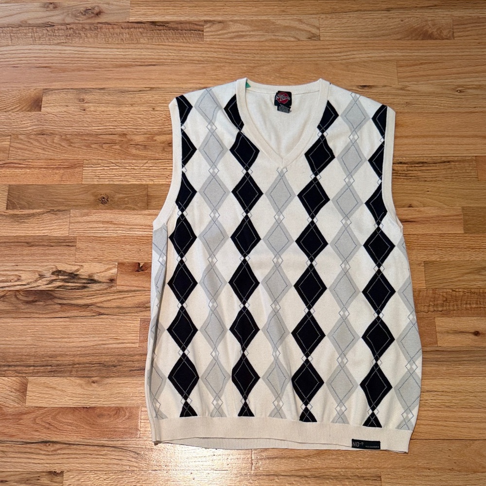 Elegant V-Neck Argyle Sweater Vest - Black, Gray, and White